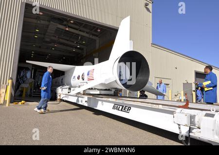 I tecnici della Vandenberg Air Force base monitorano il razzo Pegasus XL e il telescopio a raggi X NuSTAR su un trasportatore nell'hangar di Orbital. Il trasportatore sposterà il razzo sulla pista per l'attacco a un aereo L-1011 per il lancio verso l'atollo di Kwajalein per studiare buchi neri, resti di supernova, raggi cosmici e fisica stellare. Foto Stock