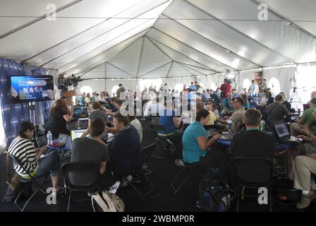 CAPE CANAVERAL, Ban. – Al Kennedy Space Center della NASA in Florida, circa 150 follower dell’account Twitter dell’agenzia sono arrivati alla tenda Tweetup presso il Press Site per due giorni di attività di prelancio di Juno. Giunone è la missione della NASA su Giove per studiare il pianeta gigante e migliorare la nostra comprensione della formazione e dell'evoluzione del pianeta. I tweeter condivideranno le loro esperienze con i follower attraverso il sito di social networking Twitter. I partecipanti rappresentano 28 stati, il Distretto di Columbia e cinque altri paesi: Canada, Finlandia, Norvegia, Spagna e Regno Unito. Questa è la prima volta Foto Stock