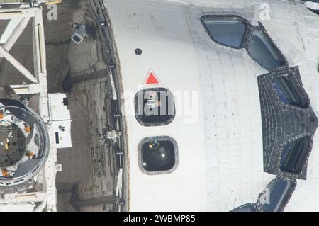 ISS028-e-015111 (10 luglio 2011) --- l'astronauta NASA Doug Hurley, pilota STS-135, punta un mirino verso la stazione spaziale Internazionale durante le operazioni di rendezvous tra la stazione e lo shuttle Atlantis. Mentre le mani di Hurley sono chiaramente visibili, il suo volto è in gran parte oscurato dall'oscurità. Questa è una di una serie di immagini che mostrano varie parti di Atlantide in orbita terrestre fotografate da uno dei sei membri dell'equipaggio della stazione mentre lo shuttle "posava" per indagini fotografiche e visive ed eseguiva un back-flip per la rendezvous pitch maneuver (RPM). Una lente da 800 millimetri è stata utilizzata per c Foto Stock