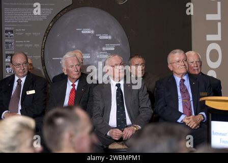 CAPE CANAVERAL, Ban. -- le leggende del programma Apollo partecipano all'Apollo 14 Anniversary Soirée al Centro visitatori del Kennedy Space Center del Saturn V Center. La celebrazione è stata ospitata dalla Astronaut Scholarship Foundation. L'Apollo 14 è atterrato sulla superficie lunare 40 anni fa, il 5 febbraio 1971. Foto Stock