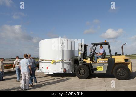 CAPE CANAVERAL, Ban. – Un operatore di carrelli elevatori sposta la sonda B Radiation Belt Storm della NASA, racchiusa in un container protettivo, verso un camion a pianale presso lo Shuttle Landing Facility presso il Kennedy Space Center della NASA in Florida. La sonda gemella RBSP sarà trasportata nell'impianto di elaborazione del carico utile Astrotech vicino al Kennedy Space Center dove i tecnici del laboratorio di fisica applicata inizieranno i test delle navicelle spaziali e i preparativi per il prelancio. La missione RBSP ci aiuterà a capire l’influenza del sole sulla Terra e sullo spazio vicino alla Terra studiando le cinture di radiazione della Terra su varie scale Foto Stock