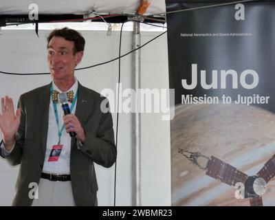 CAPE CANAVERAL, Ban. – Al Kennedy Space Center della NASA in Florida, il personaggio televisivo Bill Nye, il tizio scientifico, parla a circa 150 follower dell'account Twitter dell'agenzia durante le attività di Juno Tweetup all'interno di una tenda presso il sito stampa. I tweeter sono al centro per due giorni di attività pre-lancio. Giunone è la missione della NASA su Giove per studiare il pianeta gigante e migliorare la nostra comprensione della formazione e dell'evoluzione del pianeta. I tweeter condivideranno le loro esperienze con i follower attraverso il sito di social networking Twitter. I partecipanti rappresentano 28 stati, il Distretto di Columbia Foto Stock