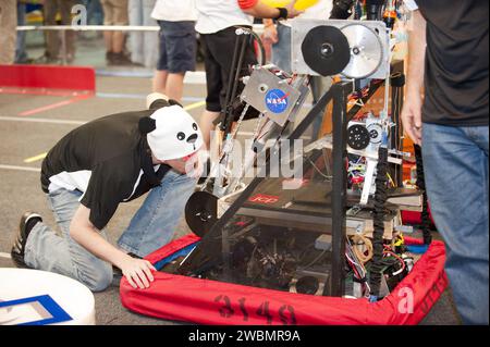 Il team 3149 della McKeel Academy of Technology ha partecipato alla PRIMA competizione regionale di robotica ad Orlando, finendo ottavo tra i 60 team delle scuole superiori sponsorizzati dalla NASA. Foto Stock