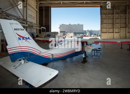 Gli ingegneri della NASA hanno messo l'X-57 Maxwell, il primo X-plane completamente elettrico della NASA, attraverso i suoi test di telemetria iniziali presso l'Armstrong Flight Research Center della NASA in California, testando la capacità dell'aeromobile di trasmettere dati alle squadre a terra. I dati sono confezionati e trasmessi a terra, dove vengono decodificati in un formato che può essere presentato a una squadra di controllo di volo per guardare gli schermi in tempo reale per le operazioni di volo. L'obiettivo di X-57 è quello di contribuire a stabilire standard di certificazione per i mercati emergenti degli aeromobili elettrici. Foto Stock