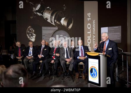 CAPE CANAVERAL, Ban. -- il pilota del modulo di comando dell'Apollo 9 e il comandante dell'Apollo 15 David Scott parla con i partecipanti dell'Apollo 14 Anniversary Soirée al Centro visitatori del Kennedy Space Center del Saturn V Center. La celebrazione è stata ospitata dalla Astronaut Scholarship Foundation. L'Apollo 14 è atterrato sulla superficie lunare 40 anni fa, il 5 febbraio 1971. Foto Stock