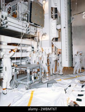 KENNEDY SPACE CENTER, FLA. -- i tecnici nella sala di sostituzione del carico utile al Launch Pad 39B stanno rimuovendo le batterie dal telescopio spaziale Hubble per ricaricarle. I due set di sei batterie verranno portati al laboratorio batterie all'interno dell'edificio di assemblaggio del veicolo per 130 ore di ricarica, quindi reinstallati nel telescopio. La ricarica si rese necessaria quando il primo tentativo di lancio della missione STS-31 dello Space Shuttle fu cancellato il 10 aprile. Un secondo tentativo è previsto per il 24 aprile alle 8 31 EDT. Foto Stock