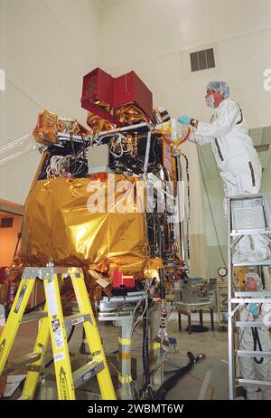 Nella Spacecraft Assembly and Encapsulation Facility 2 (SAEF-2), i lavoratori si preparano a rimuovere il rivelatore a neutroni ad alta energia (HEND), parte dello spettrometro a raggi gamma (GRS), dal Mars Odyssey Orbiter del 2001. L'HEND è stato costruito dall'Istituto russo di ricerca spaziale (IKI). Il GRS raggiungerà la mappatura globale della composizione elementare della superficie e determinerà l'abbondanza di idrogeno nella sottosuperficie poco profonda. L'orbiter porterà altri due strumenti scientifici THEMIS e il Mars Radiation Environment Experiment (MARIE). THEMIS mapperà la mineralogia e la morfologia del Marziano sur Foto Stock