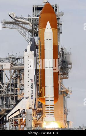 L'Atlantis è decollato dal Launch Pad 39A al Kennedy Space Center con un equipaggio di quattro persone per la STS-135 per consegnare il modulo Raffaello, eseguire la Robotic Refueling Mission e restituire un modulo pompa ammoniaca guasto alla ISS. Foto Stock
