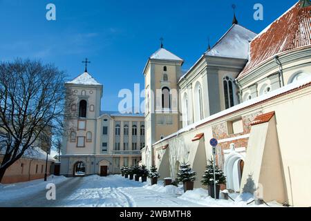 Vista invernale dello storico seminario dei sacerdoti nella città vecchia di Kaunas (Lituania). Foto Stock