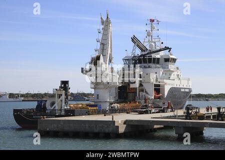 Due motori F-1 del primo stadio dei razzi Saturn V utilizzati nelle missioni Apollo Moon della NASA sono stati recuperati da 14.000 piedi sott'acqua nell'Oceano Atlantico. I motori sono stati recuperati da Blue Origin per il restauro e l'eventuale esposizione pubblica. Foto Stock