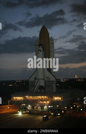 CAPE CANAVERAL, Ban. – Lo Space Shuttle Atlantis è sagomato contro il cielo pre-alba mentre si dirige verso il Launch Pad 39A presso il Kennedy Space Center della NASA in Florida. Il pad, sullo sfondo, è illuminato mentre si preparano a ricevere Atlantide. La prima mozione fuori dall'edificio dell'Assemblea dei veicoli è stata alle 6:38 EDT 14 ottobre. Il viaggio di 3,4 km, noto come rollout, dovrebbe durare circa sei ore. Il decollo di Atlantis nella sua missione STS-129 verso la stazione spaziale Internazionale è previsto per il 12 novembre. Foto Stock