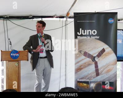 CAPE CANAVERAL, Ban. – Al Kennedy Space Center della NASA in Florida, il personaggio televisivo Bill Nye, il tizio scientifico, parla a circa 150 follower dell'account Twitter dell'agenzia durante le attività di Juno Tweetup all'interno di una tenda presso il sito stampa. I tweeter sono al centro per due giorni di attività pre-lancio. Giunone è la missione della NASA su Giove per studiare il pianeta gigante e migliorare la nostra comprensione della formazione e dell'evoluzione del pianeta. I tweeter condivideranno le loro esperienze con i follower attraverso il sito di social networking Twitter. I partecipanti rappresentano 28 stati, il Distretto di Columbia Foto Stock