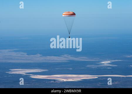 La navicella Soyuz MS-15 è vista mentre atterra in un'area remota vicino alla città di Zhezkazgan, Kazakistan, con i membri dell'equipaggio della Expedition 62 Jessica Meir e Drew Morgan della NASA, e Oleg Skripochka di Roscosmos, venerdì 17 aprile 2020. Meir e Skripochka tornarono dopo 205 giorni nello spazio, e Morgan dopo 272 giorni nello spazio. Tutti e tre servirono come membri dell'equipaggio della Expedition 60-61-62 a bordo della stazione spaziale Internazionale. Foto Stock