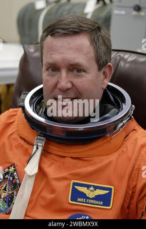 CAPE CANAVERAL, Ban. - Nell'Operations and Checkout Building del Kennedy Space Center della NASA in Florida, i membri dell'equipaggio della STS-129 hanno indossato le loro tute di lancio e di entrata prima di dirigersi verso l'Astrovan per il viaggio di 15 minuti fino al Launch Pad 39A. Lo specialista di missione Mike Foreman, visto qui, è pronto per il lancio. Il decollo è impostato per le 14:28 EST del 16 novembre. Sulla STS-129, l'equipaggio consegnerà due vettori Express Logistics alla stazione spaziale Internazionale, la più grande delle navi cargo dello shuttle, contenente 15 pezzi di equipaggiamento di riserva, tra cui due giroscopi, due gruppi di serbatoi di azoto, due pompe mo Foto Stock