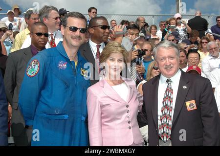 KENNEDY SPACE CENTER, FLA. - Negli stand presso il sito di osservazione di Banana Creek del NASA Kennedy Space Center, la First Lady Laura Bush si ferma per una foto con l'astronauta Scott Altmann e Michael o'Brien, assistente amministratore per le relazioni esterne. La signora Bush e altri ospiti parteciperanno al lancio dello Space Shuttle Discovery durante la missione STS-114 di ritorno al volo, che dovrebbe decollare alle 10 39 EDT dalla piattaforma di lancio 39B con un equipaggio di sette persone. La signora Bush è solo la terza First Lady ad assistere al lancio dello Space Shuttle al KSC. In questa missione alla stazione spaziale Internazionale l'equipaggio eseguirà degli ispettori Foto Stock