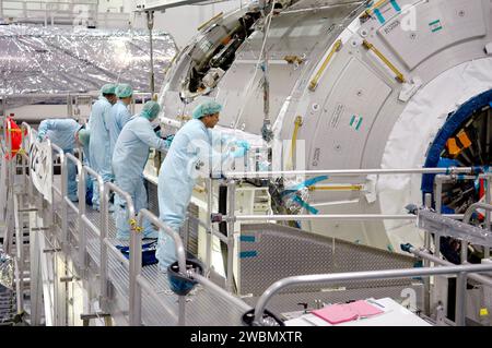 KENNEDY SPACE CENTER, FLA. - I tecnici della stazione spaziale cominciano ad attaccare una gru al modulo della stazione spaziale Internazionale nodo 2. Il modulo viene spostato da un banco di lavoro a un contenitore di carico utile per il trasferimento all'edificio operazioni e cassa. In questo caso verrà sottoposto a una prova di tenuta dell'elemento. L'installazione del Node 2 della NASA denota lo stadio U.S. Core completo dell'assemblaggio della stazione spaziale Internazionale e aumenta lo spazio abitativo e di lavoro all'interno della stazione a circa 18.000 piedi cubi. Consentirà inoltre l'aggiunta di laboratori internazionali dell'Unione europea Foto Stock