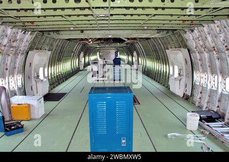 KENNEDY SPACE CENTER, FLA. - Una vista all'interno dello Shuttle Carrier Aircraft, un Boeing 747 modificato. L'aereo trasportava l'orbiter Discovery su un volo in traghetto per il NASA Kennedy Space Center dalla Edwards Air Force base in California, con arrivo il 21 agosto. Ritornando sulla Terra dalla missione STS-114 Return to Flight, Discovery atterrò a Edwards il 9 agosto dopo il decollo dal KSC a causa di problemi meteorologici. Foto Stock