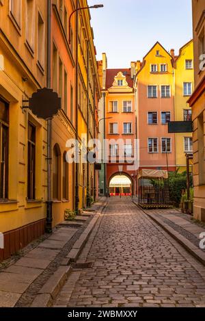 Strada stretta a Breslavia al mattino soleggiato, in Polonia Foto Stock