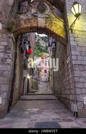 Vecchia stradina stretta a Cattaro la mattina presto, Montenegro Foto Stock