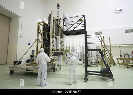 I tecnici di Astrotech elaborano pannelli solari per la navicella spaziale Juno della NASA a Titusville, Florida, preparando array di generazione di energia che permetteranno alla navicella spaziale di operare durante la sua missione in orbita su Giove e studiarne il campo magnetico, l'atmosfera e le aurore. Foto Stock