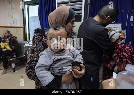 I palestinesi feriti in attacchi aerei israeliani vengono trasferiti all'ospedale al-Aqsa i palestinesi feriti in attacchi aerei israeliani vengono trasferiti all'ospedale al-Aqsa l'11 gennaio 2024 a Dair El-Balah, Gaza. Più di 20.000 palestinesi a Gaza sono stati uccisi dal 7 ottobre, secondo il ministero della salute di Hamas a Gaza. Mentre il 93 per cento di 2,3 milioni di gazani è fortemente insicuro dal punto di vista alimentare, secondo il programma alimentare mondiale. Foto di Naaman Omar apaimages Dair El-Balah Striscia di Gaza territorio palestinese 110124 Dair El-Balah NAA 3 001 Copyright: XapaimagesxNaamanxOmarxxxapaimagesx Foto Stock