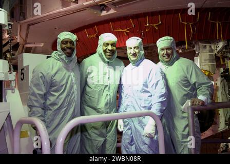 CAPE CANAVERAL, Ban. - Nella Payload changeout Room sul Launch Pad 39A al Kennedy Space Center della NASA in Florida, i membri dell'equipaggio STS-129, vestiti in abiti da camera bianca noti come "Bunny Suits", fanno una pausa dall'addestramento di familiarizzazione con il carico utile per una foto. Da sinistra ci sono gli specialisti Leland Melvin e Robert L. Satcher Jr., il comandante Charles O. Hobaugh e lo specialista della missione Mike Foreman. L'addestramento offre all'equipaggio l'opportunità di osservare il posizionamento dei vettori Express Logistics 1 e 2 nella stiva di carico dello Space Shuttle Atlantis prima del lancio. I sei astronauti per sp Foto Stock