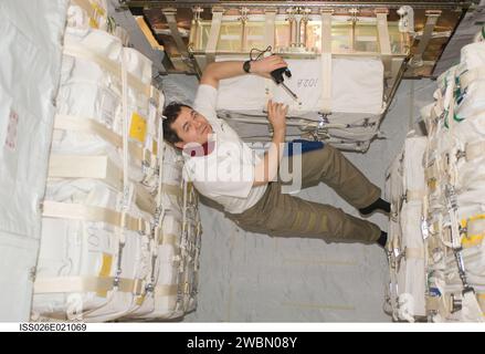 ISS026-e-021069 (27 gennaio 2011) --- cosmonauta russo Oleg Skripochka, ingegnere di volo Expedition 26, lavora nel veicolo di trasferimento giapponese Kounotori2 H-II (HTV2) ancorato al nodo Harmony della stazione spaziale Internazionale. Foto Stock