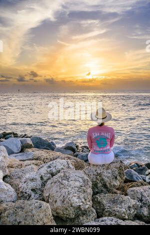 Donna che guarda il tramonto sul golfo di Key West, Key West, Florida USA Foto Stock