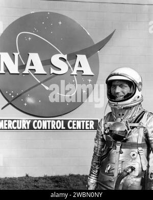 CAPE CANAVERAL, Ban. - L'astronauta Mercury Scott Carpenter si trova di fronte al Mercury Control Center. Carpenter ha volato sulla missione Aurora 7, lanciata il 24 maggio 1962. Il Mercury Mission Control Center in Florida ha svolto un ruolo chiave nel primo programma di volo spaziale degli Stati Uniti. Situata presso Cape Canaveral Air Force Station, la parte originale dell'edificio fu costruita tra il 1956 e il 1958, con aggiunte nel 1959 e nel 1963. La struttura fu ufficialmente trasferita alla NASA il 26 dicembre 1963, e servì come controllo di missione durante tutte le missioni del progetto Mercury, così come i primi tre fligh Foto Stock