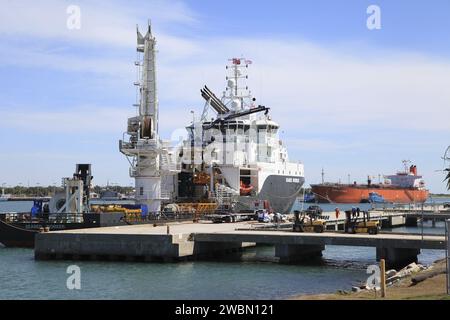 Due motori F-1 dei razzi Saturn V che supportavano le missioni Apollo Moon della NASA furono recuperati da 14.000 piedi sott'acqua nell'Oceano Atlantico e trasportati a Port Canaveral per il restauro e la visualizzazione pubblica. Foto Stock
