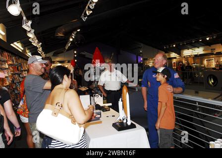 CAPE CANAVERAL, Ban. -- tre volte astronauta dello Space Shuttle Charles D. 'Sam' Gemar firma autografi e scatta foto con i lavoratori dello Space Shuttle e le loro famiglie al "We Made History! Shuttle Program Celebration", 13 agosto, presso il Kennedy Space Center Visitor Complex, Flag. L'evento si è tenuto per onorare la dedizione dei lavoratori dello shuttle al programma Space Shuttle della NASA e per celebrare i 30 anni di successi dello Space Shuttle. L'evento ha caratterizzato cibo, musica, intrattenimento, apparizioni di astronauti, attività educative, omaggi e Starfire Night Skyshow. Foto Stock