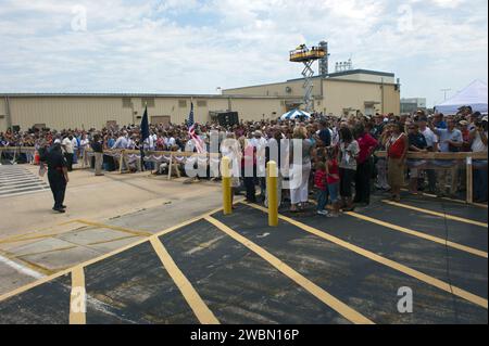 CAPE CANAVERAL, Ban. -- migliaia di lavoratori che hanno elaborato, lanciato e atterrato navette spaziali per più di tre decenni, si riuniscono per un evento di apprezzamento dei dipendenti davanti alla Orbiter Processing Facility-2 al Kennedy Space Center della NASA in Florida. L'ultimo ritorno di Atlantis sulla Terra avvenne alle 5:57 del mattino EDT 21 luglio 2011. Assicurandosi il posto della flotta dello Space Shuttle nella storia, l'Atlantis segna il 26° atterraggio notturno del programma Space Shuttle della NASA e il 78° atterraggio a Kennedy. Atlantis e il suo equipaggio hanno consegnato alla stazione spaziale Internazionale lo polivalente Raffaello Foto Stock