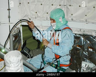 KENNEDY SPACE CENTER, FLA. - Al Launch Complex 39B, un tecnico nella stiva di carico dello Space Shuttle Discovery prepara un endoscopio per un'ispezione del complessivo tirante di ritrazione sulla porta principale del carrello di atterraggio dell'orbiter. L'ispezione è una misura precauzionale dopo che è stata rilevata una piccola incrinatura in un complessivo tirante di ritrazione sul carrello di atterraggio principale lato destro sull'orbiter Atlantis. Una revisione iniziale delle foto di chiusura del complessivo tirante su Discovery non ha rivelato alcuna crepa. La Discovery dovrebbe riportare la flotta dello Space Shuttle allo stato operativo durante la missione STS-114. Questo lavoro aggiuntivo non funziona Foto Stock