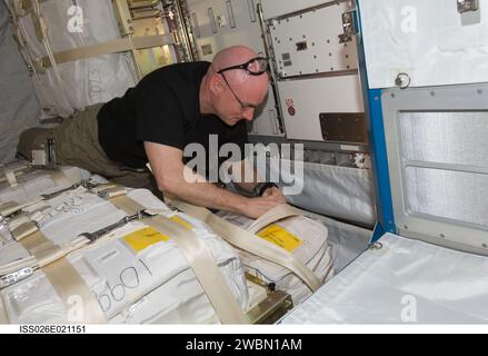 ISS026-e-021151 (27 gennaio 2011) --- l'astronauta della NASA Scott Kelly, comandante della Expedition 26, lavora con contenitori di stivaggio nel veicolo di trasferimento giapponese Kounotori2 H-II (HTV2) ancorato al nodo Harmony della stazione spaziale Internazionale. Foto Stock