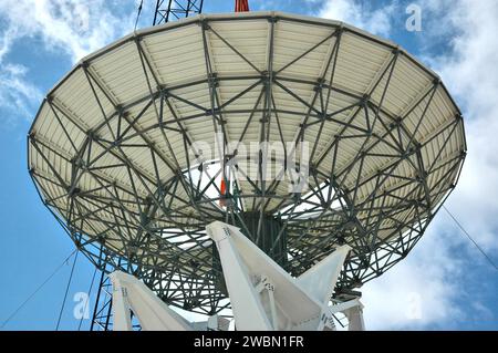 KENNEDY SPACE CENTER, FLA. - In un sito radar a North Merritt Island, Ban., l'antenna radar in banda C da 50 piedi è abbassata verso la parte superiore della struttura di supporto. Verrà posizionato sui contrappesi montati in tale posizione. Il radar verrà utilizzato per le missioni dello Shuttle per tracciare i lanci e osservare i possibili detriti provenienti dallo Shuttle. Verrà utilizzato per la prima volta su STS-114. La finestra di lancio per la prima missione di ritorno al volo va dal 13 al 31 luglio. Foto Stock