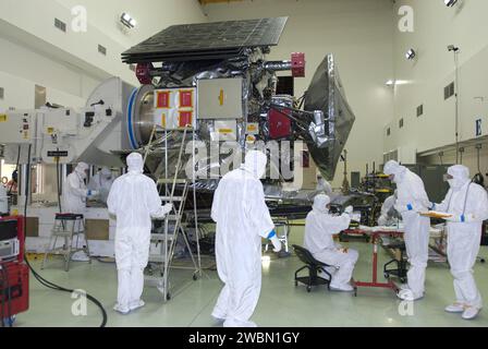 CAPE CANAVERAL, Ban. -- alla Astrotech Space Operations di Titusville, Flag., i tecnici testano le connessioni dell'array solare n. 1 con il suo boom di magnetometri alla navicella spaziale Juno della NASA dopo l'installazione. Juno è programmato per il lancio a bordo di un razzo United Launch Alliance Atlas V da Cape Canaveral, Flag. 5 agosto. La navicella spaziale a energia solare orbita intorno ai poli di Giove 33 volte per scoprire di più sulle origini, la struttura, l'atmosfera e la magnetosfera del gigante del gas e indagare sull'esistenza di un solido nucleo planetario. Foto Stock