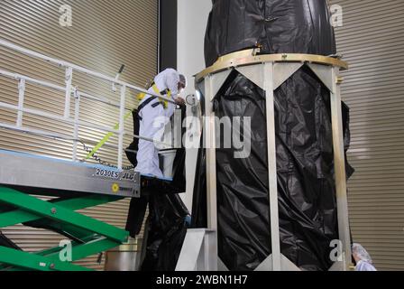 Alla Vandenberg Air Force base, un tecnico si preparò a rimuovere la carenatura del carico utile per la navicella spaziale Glory, che la protegge durante la salita in orbita. Glory studierà gli effetti di aerosol, carbonio nero e irradianza solare sul clima terrestre prima del suo lancio il 23 febbraio. Foto Stock