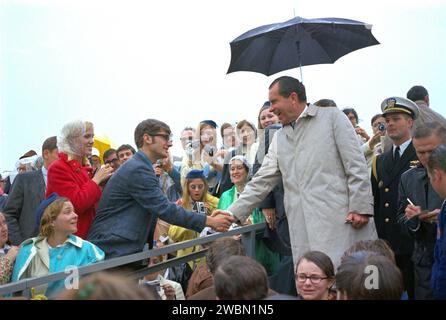 KENNEDY SPACE CENTER, FLA. Il presidente Richard M. Nixon saluta la folla riunita per assistere al lancio dell'Apollo 12 al Kennedy Space Center. Foto Stock