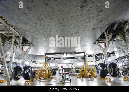 CAPE CANAVERAL, Ban. - Nell'Orbiter Processing Facility-1 del Kennedy Space Center della NASA in Florida, un sistema idraulico ha sollevato lo shuttle Atlantis dal pavimento per consentire il rollover del sistema di trasporto orbiter, o OTS, al Vehicle Assembly Building. Una volta lì, Atlantis sarà Unito al serbatoio di carburante esterno e ai lanciarazzi solidi sulla piattaforma di lancio mobile. Atlantis è in fase di preparazione per la missione STS-135, che consegnerà all'International il modulo di logistica polifunzionale Raffaello ricco di forniture, logistica e ricambi Foto Stock