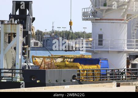 I componenti di due motori F-1 dei razzi Saturn V che lanciarono le missioni Apollo furono recuperati dall'Oceano Atlantico da Jeff Bezos il 21 marzo. I motori sono rimasti a 14.000 piedi sott'acqua per oltre 40 anni. I motori verranno ripristinati per la visualizzazione pubblica. Foto Stock