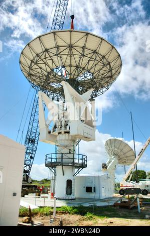 KENNEDY SPACE CENTER, FLA. - In un sito radar a North Merritt Island, Ban., l'antenna radar in banda C da 50 piedi è abbassata verso la parte superiore della struttura di supporto. Verrà posizionato sui contrappesi montati in tale posizione. Il radar verrà utilizzato per le missioni dello Shuttle per tracciare i lanci e osservare i possibili detriti provenienti dallo Shuttle. Verrà utilizzato per la prima volta su STS-114. La finestra di lancio per la prima missione di ritorno al volo va dal 13 al 31 luglio. Foto Stock