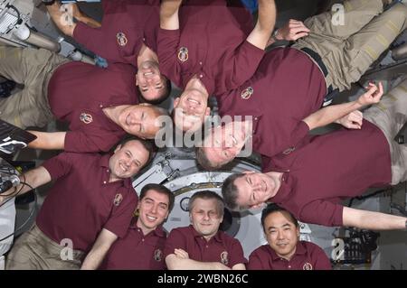 Il 15 luglio 2011, l'equipaggio della Expedition 28 e gli astronauti della STS-135 a bordo del laboratorio ISS Kibo formarono un cerchio di microgravità per un ritratto di gruppo, tra cui NASA, JAXA e membri dell'equipaggio russo. Foto Stock