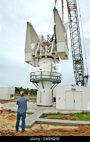 KENNEDY SPACE CENTER, FLA. - In un sito radar sull'isola di North Merritt, Flag., il secondo contrappeso (lato destro) viene sollevato sulla struttura di supporto di un'antenna radar in banda C da 50 piedi. Il radar verrà utilizzato per le missioni dello Shuttle per tracciare i lanci e osservare i possibili detriti provenienti dallo Shuttle. Verrà utilizzato per la prima volta su STS-114. La finestra di lancio per la prima missione di ritorno al volo va dal 13 al 31 luglio. Foto Stock