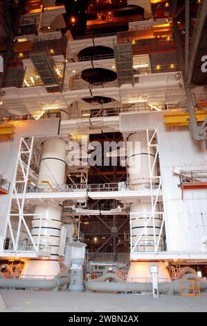 KENNEDY SPACE CENTER, FLA. - I Twin Solid Rocket Booster sono impilati su una piattaforma di lancio mobile all'interno del Vehicle Assembly Building. Gli SRB voleranno sullo Space Shuttle Discovery per la missione di ritorno al volo STS-114. La finestra di pianificazione del lancio va dal 12 maggio al 3 giugno 2005. Foto Stock