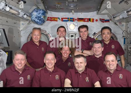 Gli astronauti STS-135 Atlantis Crew and Expedition 28 posero per un ritratto a bordo del laboratorio Kibo della stazione spaziale Internazionale il 15 luglio 2011, inclusi NASA, JAXA e membri dell'equipaggio russi. Foto Stock