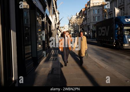 Gli uomini d'affari camminano lungo Old Bond Street, nella zona di Mayfair, in una fresca mattinata di gennaio mentre si recano al lavoro, Londra, Regno Unito Foto Stock