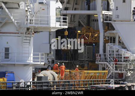 Due motori F-1 dei razzi Saturn V utilizzati nelle missioni Apollo furono recuperati dall'Oceano Atlantico il 21 marzo e trasportati a Port Canaveral per il restauro e l'esposizione pubblica. Foto Stock