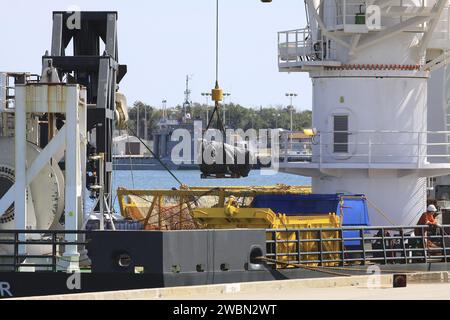 Due motori F-1 dei razzi Saturn V utilizzati nelle missioni Apollo della NASA verso la Luna furono recuperati dall'Oceano Atlantico il 21 marzo 2023 da Jeff Bezos, fondatore e CEO della Blue Origin. I motori arrivarono a Port Canaveral il 22 marzo per essere restaurati e esposti al pubblico. Foto Stock