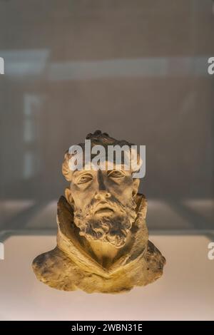 Stigmatizzazione di San Francesco, busto di argilla al forno dello scultore Francisco Salzillo esposto in una vetrina nel museo della città di Murcia, Spagna Foto Stock