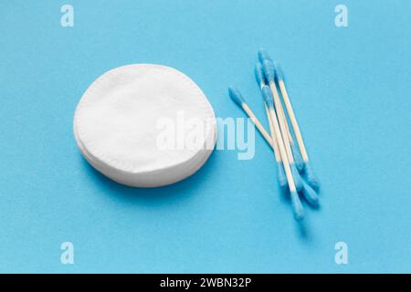Composizione con bastoncini di cotone e tamponi di cotone su sfondo bianco. Il concetto di igiene personale, medicina, trucco, pulizia, cura della pelle. Foto Stock